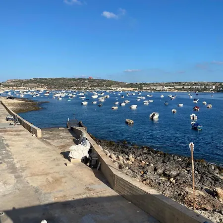 Sea Front At Bay, Malta! 멜리에하