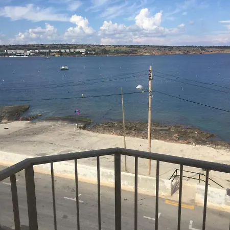 Sea Front At Bay, Malta! 멜리에하